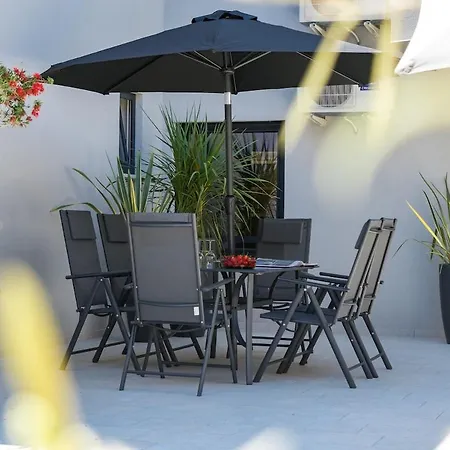 Beachfront K With Garden *