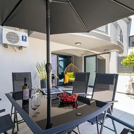 Beachfront K With Garden *