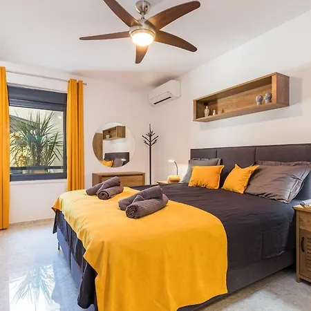 Apartment Beachfront K With Garden Pjescana Uvala