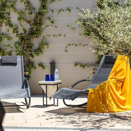 Apartment Beachfront K With Garden